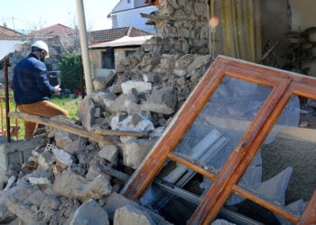 Σπίτι που έχει υποστεί ζημιές στο Δαμάσι Ελασσόνας (φωτ.: ΑΠΕ-ΜΠΕ / Αποστόλης Ντόμαλης)