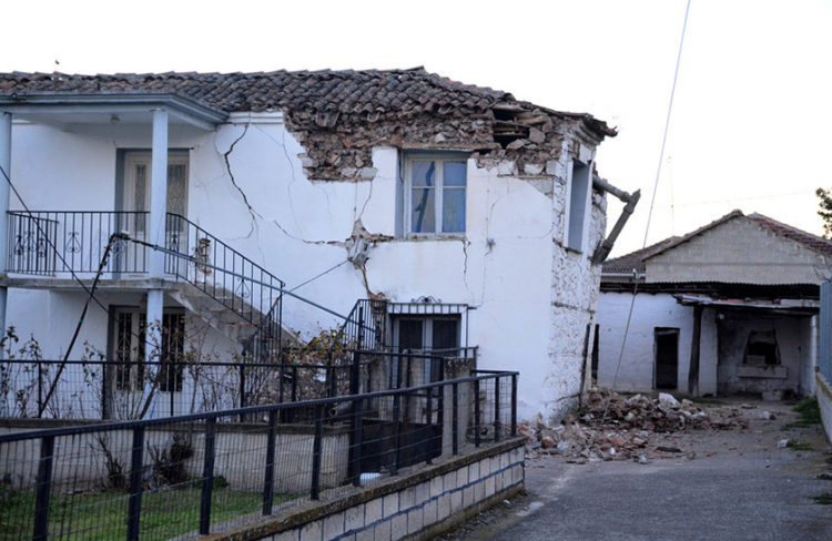 Σπίτι που υπέστη σοβαρές ζημιές στο χωριό Μεσοχώρι του Δήμου Ελασσόνας (φωτ.: ΑΠΕ-ΜΠΕ / Αποστόλης Ντόμαλης)