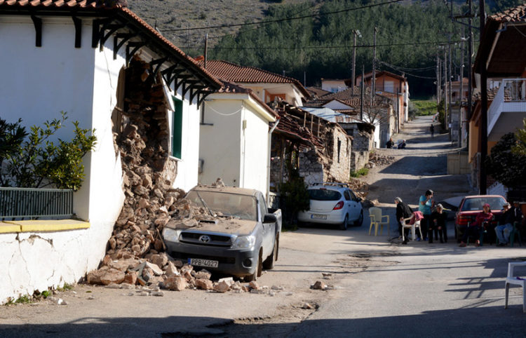 Εικόνα από το Δαμάσι Ελασσόνας που επλήγη σοβαρά από τον πρώτο μεγάλο σεισμό στις αρχές του μήνα (φωτ.: ΑΠΕ-ΜΠΕ / Αποστόλης Ντόμαλης)