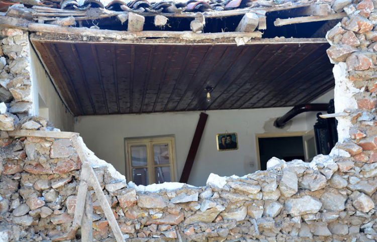 Σπίτι που έχει υποστεί ζημιές στο Μεσοχώρι Ελασσόνας (φωτ.: ΑΠΕ-ΜΠΕ / Αποστόλης Ντόμαλης)