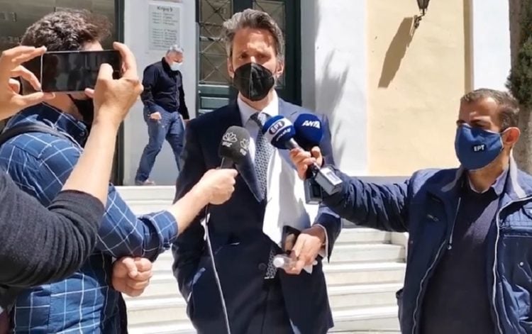 Ο συνήγορος του 25χρονου κάνει δηλώσεις στους δημοσιογράφους μετά την απόφαση για τον πελάτη του (πηγή: YouTube)