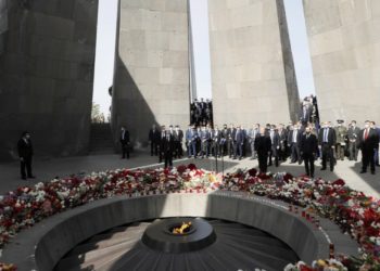 Ενός λεπτού σιγή για τα θύματα της Γενοκτονίας των Αρμενίων από την πολιτική ηγεσία της χώρας στο μνημείο Τσιτσερνακαμπέρτ, στο Γερεβάν (φωτ.:EPA/Tigran Mehrabyan/ARMENIAN GOVERNMENT PRESS OFFICE HANDOUT)