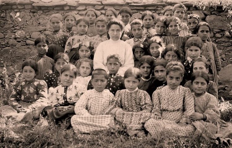 Η άτυχη Μάργκαρετ, δασκάλα στο ορφανοτροφείο της Μους και οι ορφανές μαθήτριές της (φωτ.: The Collection of the Norwegian Royal Archive / «100 Photographic Stories about the Armenian Genocide»)