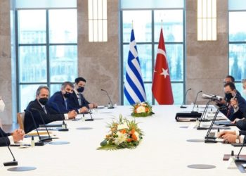 Ο υπουργός Εξωτερικών Νίκος Δένδιας συνομιλεί με τον Τούρκο ομόλογό του Μεβλούτ Τσαβούσογλου, κατά τη διάρκεια της συνάντησής τους, στην Άγκυρα (φωτ.:  ΥΠΕΞ / Χάρης Ακριβιάδης)