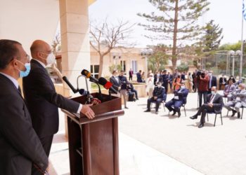 Ο υπουργός Εξωτερικών Νίκος Δένδιας απευθύνει χαιρετισμό κατά τη διάρκεια της επίσκεψής του  σε Ελληνική Κοινότητα, στη Βεγγάζη, της Λιβύης (φωτ.: ΑΠΕ-ΜΠΕ / Γρ. Τύπου ΥΠΕΞ / Χάρης Ακριβιάδης)