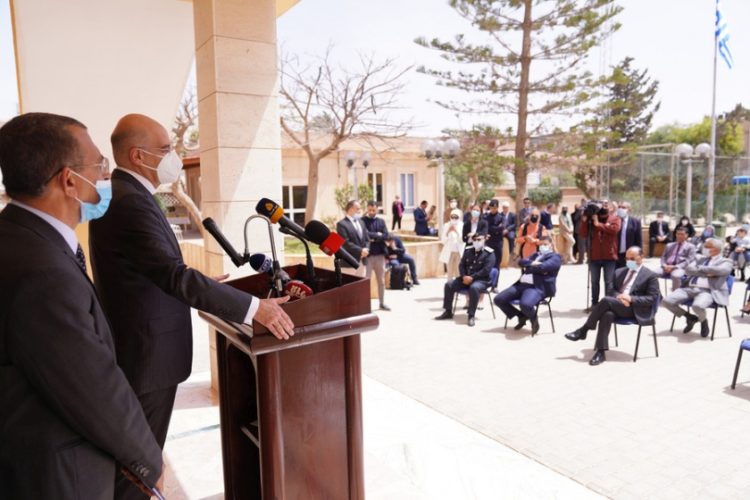 Ο υπουργός Εξωτερικών Νίκος Δένδιας απευθύνει χαιρετισμό κατά τη διάρκεια της επίσκεψής του  σε Ελληνική Κοινότητα, στη Βεγγάζη, της Λιβύης (φωτ.: 
ΑΠΕ-ΜΠΕ / Γρ. Τύπου ΥΠΕΞ / Χάρης Ακριβιάδης)
