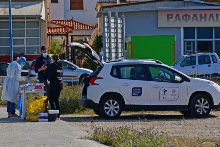 Υπάλληλοι του ΕΟΔΥ Αργολίδας πραγματοποιούν rapid test για κορονοϊό σε διερχόμενους οδηγούς στην είσοδο της πόλης του Ναυπλίου (φωτ.: ΑΠΕ-ΜΠΕ / Ευάγγελος Μπουγιώτης)