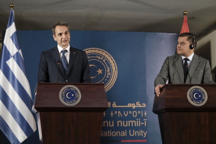 Ο Κυριάκος Μητσοτάκης και πρωθυπουργός της Μεταβατικής Κυβέρνησης Εθνικής Ενότητας της Λιβύης Abdul Hamid Dbeibeh κάνουν δηλώσεις μετά τη συνάντησή τους στην Τρίπολη (φωτ.: ΑΠΕ-ΜΠΕ / Γρ. Τύπου Πρωθυπουργού/Δημήτρης Παπαμήτσος)