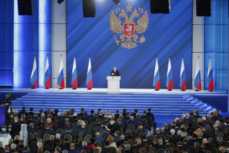 Ο Ρώσος πρόεδρος στην ετήσια ομιλία του στην ομοσπονδιακή εθνοσυνέλευση, στη Μόσχα (φωτ.: EPA / MAXIM SHIPENKOV)