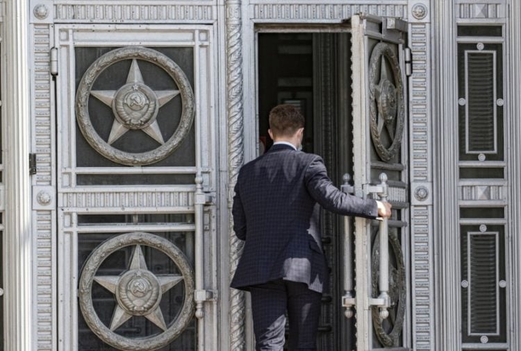 Η κεντρική είσοδος του υπουργείου Εξωτερικών στη Μόσχα (φωτ.: EPA / SERGEI ILNITSKY)