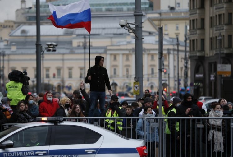 Χιλιάδες κόσμου διαδήλωσαν υπέρ του Αλεξέι Ναβάλνι, στη Μόσχα (φωτ.: EPA / YURI KOCHETKOV)