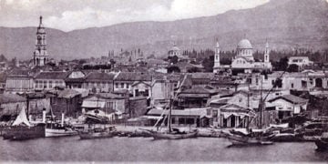 Άποψη της Σμύρνης, με την Αγία Φωτεινή να δεσπόζει στα αριστερά (γύρω στο 1900)