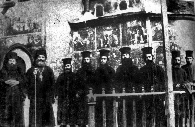 Μια ιστορική φωτογραφία του 1912, με τη μοναστική συνοδεία της Παναγίας Σουμελά. Από αριστερά, ο αναπληρωτής ηγούμενος Γρηγόριος Τριανταφυλλίδης, που κοιμήθηκε το 1915, ο ηγούμενος Άνθιμος Μασμανίδης, ο ιερομόναχος Ανανίας, ο Ιερόθεος, ο Θεόκλητος Τσανοσίδης, ο ιερομόναχος Αμβρόσιος Αναστασιάδης, ο Ιερεμίας Τσαρίδης, ο μοναχός Χρύσανθος και ο διάκονος Αθανάσιος (φωτ.: «Η εξόντωση της Ορθόδοξης Εκκλησίας του Πόντου»)
