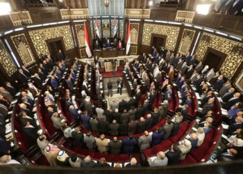 Γενική άποψη του συριακού Κοινοβουλίου, σε ειδική συνεδρίαση στη Δαμασκό (φωτ.: EPA/YOUSSEF BADAWI)