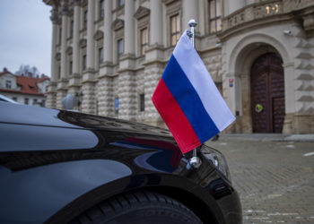 Αυτοκίνητο της ρωσικής διπλωματικής αποστολής (φωτ.: EPA / Martin Divisek)