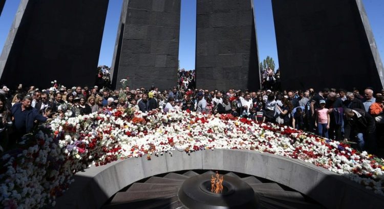 Εικόνα από παλαιότερη εκδήλωση τιμής και μνήμης για τα θύματα της Γενοκτονίας των Αρμενίων, στο εθνικό μνημείο Τσιτσερνακαμπέρντ, στο Γερεβάν (φωτ.:EPA/VAHRAM BAGHDASARYAN)