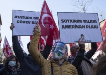 Τούρκοι διαδηλωτές κρατούν πλακάτ όπου αναγράφεται «Η Γενοκτονία είναι ψέμα, είναι ένα σχέδιο των ΗΠΑ» (φωτ.: EPA/TOLGA BOZOGLU)