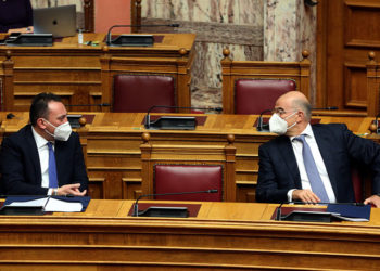 Ο υπουργός Εξωτερικών Νίκος Δένδιας και ο υφυπουργός Κώστας Βλάσης στην αίθουσα της Ολομέλειας της Βουλής (φωτ.: ΑΠΕ-ΜΠΕ / Αλέξανδρος Μπελτές
