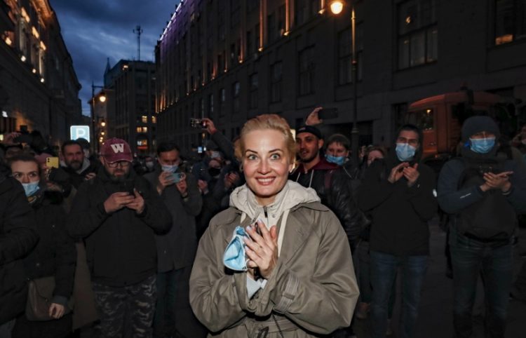Γιούλια Ναβάλναγια, σύζυγος του Αλεξέι Ναβάλνι, στη χθεσινή διαδήλωση της Μόσχας (φωτ.: EPA/YURI KOCHETKOV)