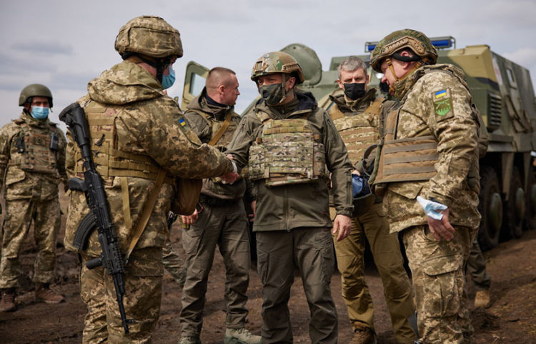 Ο πρόεδρος της Ουκρανίας στο Ντονμπάς, με αλεξίσφαιρο γιλέκο και στρατιωτική στολή (φωτ.: EPA / Presidential Press Service)