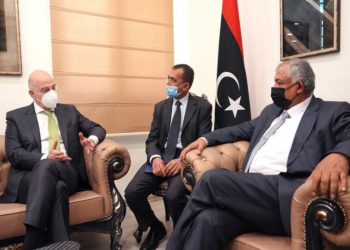 Ο  αναπληρωτής πρωθυπουργός της Λιβύης Χουσεΐν Ατίγια Αμπντούλ Χαφέεζ Αλ Κατράνι (Δ) συνομιλεί με τον υπουργό Εξωτερικών Νίκο Δένδια (Α), κατά τη διάρκεια της συνάντησής τους, στη Βεγγάζη (φωτ.: ΑΠΕ-ΜΠΕ/ Γραφείο Τύπου ΥΠΕΞ/ Χάρης Ακριβιάδης)