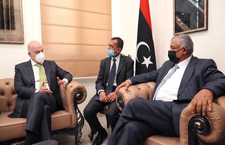 Ο  αναπληρωτής πρωθυπουργός της Λιβύης Χουσεΐν Ατίγια Αμπντούλ Χαφέεζ Αλ Κατράνι (Δ) συνομιλεί με τον υπουργό Εξωτερικών Νίκο Δένδια (Α), κατά τη διάρκεια της συνάντησής τους, στη Βεγγάζη (φωτ.: ΑΠΕ-ΜΠΕ/ Γραφείο Τύπου ΥΠΕΞ/ Χάρης Ακριβιάδης)