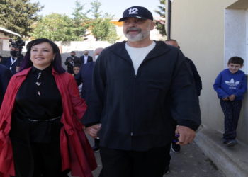 Ο Έντι Ράμα με τη σύζυγό του Λίντα Ράμα μετά την κατάθεση ψήφου την Κυριακή (φωτ.: ΑΠΕ-ΜΠΕ/ EPA/ Malton Dibra)
