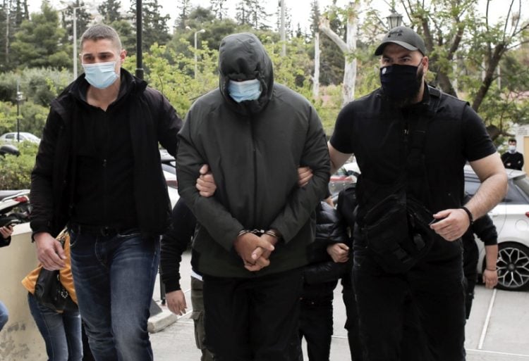 Στον εισαγγελέα οδηγείται ένας από τους συγκατηγορούμενους στην υπόθεση του Μένιου Φουρθιώτη, στα δικαστήρια της πρώην Σχολής Ευελπίδων, Αθήνα (φωτ.: ΑΠΕ-ΜΠΕ /Κώστας Τσιρώνης)