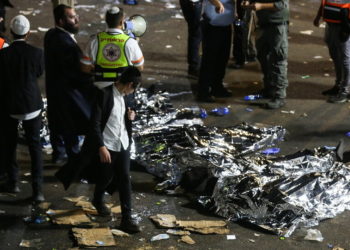 Οι ισραηλινές αρχές και οι διασώστες εξετάζουν τα πτώματα από δεκάδες θύματα του ποδοπατήματος (φωτ.: ΑΠΕ-ΜΠΕ/ EPA/ David Cohen)