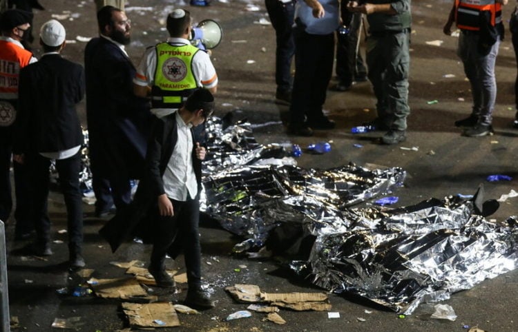 Οι ισραηλινές αρχές και οι διασώστες εξετάζουν τα πτώματα από δεκάδες θύματα του ποδοπατήματος (φωτ.: ΑΠΕ-ΜΠΕ/ EPA/ David Cohen)