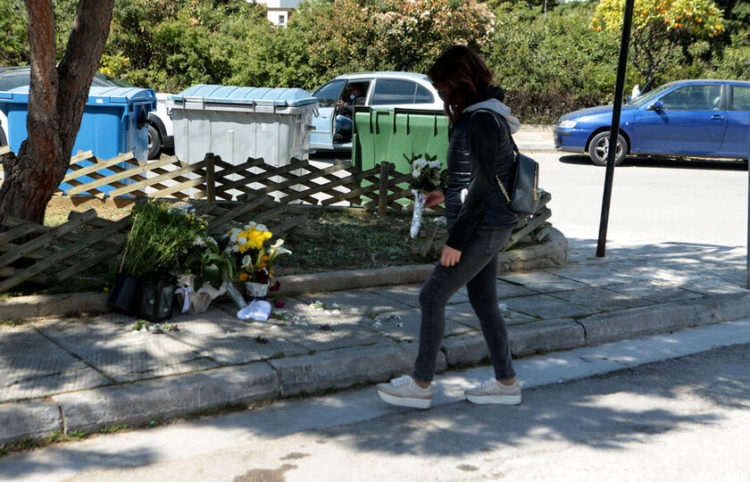 Κόσμος αφήωει λουλούδια στο σημείο όπου δολοφονήθηκε ο δημοσιογράφος Γιώργος Καραϊβάζ στον Άλιμο (φωτ.: ΑΠΕ-ΜΠΕ/ Παντελής Σαϊτάς)