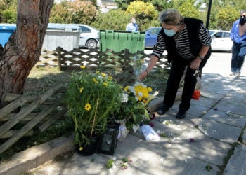 Κόσμος αφήνει λουλούδια στο σημείο όπου δολοφονήθηκε ο δημοσιογράφος Γιώργος Καραϊβάζ (φωτ.: ΑΠΕ-ΜΠΕ / Παντελής Σαΐτας)