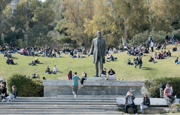 Παρέες κάθονται στο Πάρκο Ελευθερίας στο κέντρο της Αθήνας (φωτ.: ΑΠΕ-ΜΠΕ / Παντελής Σαΐτας)