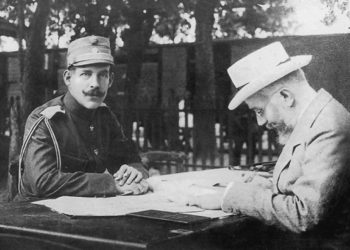 Ο βασιλιάς Κωνσταντίνος με τον Ελευθέριο Βενιζέλο στο Χατζή Μπεϊλίκ κατά τη διάρκεια του Β’ Βαλκανικού πολέμου, Ιούλιος 1913 (πηγή: Εθνικό Ίδρυμα Ερευνών και Μελετών «Ελευθέριος Κ. Βενιζέλος»)