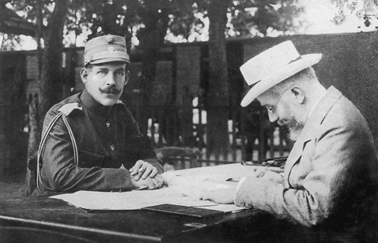 Ο βασιλιάς Κωνσταντίνος με τον Ελευθέριο Βενιζέλο στο Χατζή Μπεϊλίκ κατά τη διάρκεια του Β’ Βαλκανικού πολέμου, Ιούλιος 1913 (πηγή: Εθνικό Ίδρυμα Ερευνών και Μελετών «Ελευθέριος Κ. Βενιζέλος»)