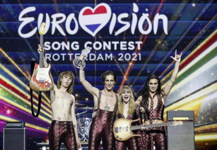 Οι Maneskin από την Ιταλία με το τραγούδι «Zitti E Buoni» μετά τη νίκη τους στο Διαγωνισμό Τραγουδιού της Eurovision, στο Ρότερνταμ (φωτ.: 
EPA/ROBIN VAN LONKHUIJSEN)