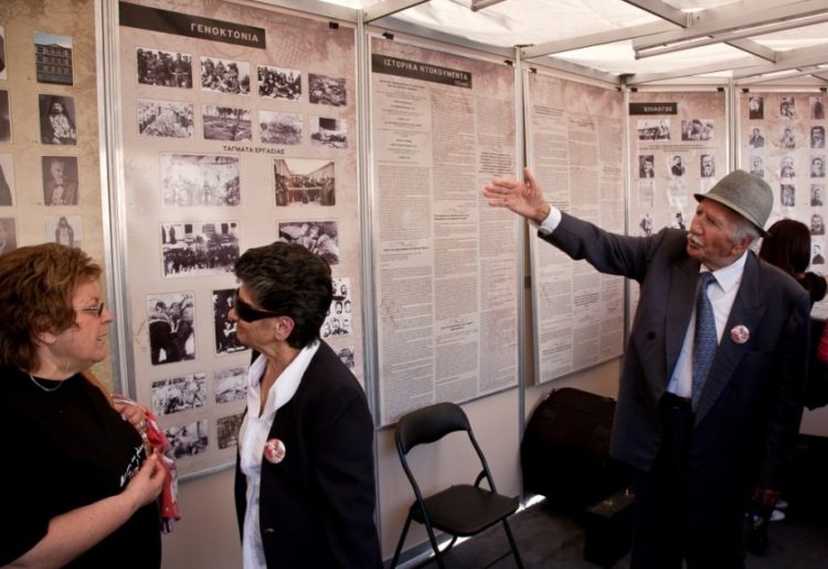 H εκλιπούσα Εύη Χατζηελευθερίου (αρισ.), η Άννα Ποιμενίδου και
ο αείμνηστος πρόεδρος της Ένωσης Ποντίων Πειραιώς-Κερατσινίου-Δραπετσώνας Δαμιανός Ποιμενίδης,
στο περίπτερο της ΕΠΟΝΑ για τη Γενοκτονία των Ελλήνων του Πόντου στο Σύνταγμα, το 2012 (φωτ.: Αρχείο Ένωσης Ποντίων Πειραιώς-Κερατσινίου-Δραπετσώνας)