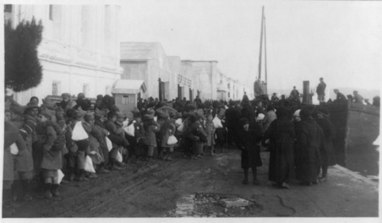 Έλληνες και Αρμένιοι πρόσφυγες (φωτ.: Near East Relief)