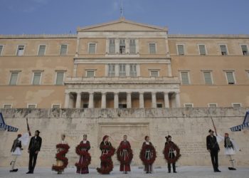 Εύζωνες της Προεδρικής Φρουράς φορώντας τη στρατιωτική στολή του Πόντιου αντάρτη, στη μνήμη της Γενοκτονίας των Ελλήνων του Πόντου, κάνουν αλλαγή φρουράς, στο Μνημείο του  Αγνώστου Στρατιώτη, το 2020 (φωτ.: ΑΠΕ-ΜΠΕ/ Κώστας Τσιρώνης)