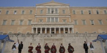 Εύζωνες της Προεδρικής Φρουράς φορώντας την Ποντιακή στολή στην μνήμη της γενοκτονίας των Ελλήνων του Πόντου, πραγματοποιούν την τελετουργική αλλαγή φρουράς, στο Μνημείο του  Αγνώστου Στρατιώτη (φωτ. αρχείου: ΑΠΕ-ΜΠΕ/Κώστας Τσιρώνης)