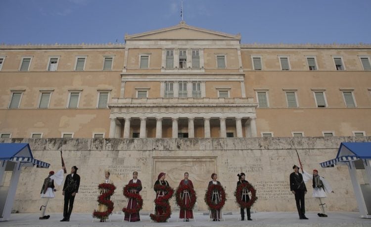 Εύζωνες της Προεδρικής Φρουράς φορώντας την Ποντιακή στολή στην μνήμη της γενοκτονίας των Ελλήνων του Πόντου, πραγματοποιούν την τελετουργική αλλαγή φρουράς, στο Μνημείο του  Αγνώστου Στρατιώτη (φωτ. αρχείου: ΑΠΕ-ΜΠΕ/Κώστας Τσιρώνης)