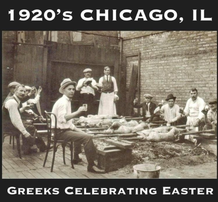 Έλληνες σουβλίζουν αρνιά στην καρδιά του Σικάγο, τη δεκαετία του '20 (φωτ.: facebook.com/ victorysweetshop)