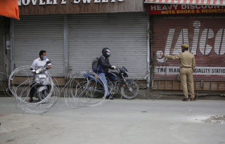 Ο κορονοϊός στην Ινδία (φωτ.: ΑΠΕ-ΜΠΕ/ EPA/ Farooq Khan)