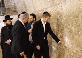 Ο Ισραηλινός πρωθυπουργός Μπενιαμίν Νετανιάχου και ο γιος του Γέαρ αφήνουν σημείωμα στο Δυτικό Τείχος, στην Ιερουσαλήμ (φωτ.: EPA/ABIR SULTAN)