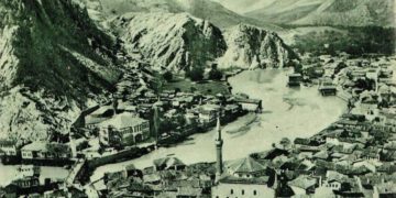 Καρτ ποστάλ με πανοραμική άποψη της Αμάσειας, στις αρχές του 20ού αιώνα (φωτ.: tr.pinterest.com)