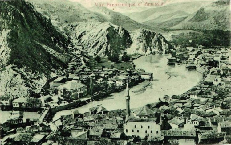 Καρτ ποστάλ με πανοραμική άποψη της Αμάσειας, στις αρχές του 20ού αιώνα (φωτ.: tr.pinterest.com)