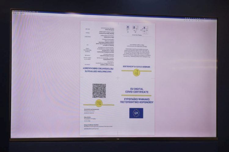Tο ευρωπαϊκό ψηφιακό πιστοποιητικό EU Digital COVID Certificate (φωτ.: ΑΠΕ-ΜΠΕ/ Γρ. Τύπου Πρωθυπουργού/Δημήρης Παπαμήτσος)