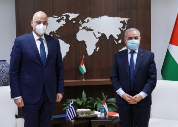 Ο υπουργός Εξωτερικών Νίκος Δένδιας με τον πρωθυπουργό της Παλαιστίνης Μοχάμαντ Σταγιέχ (φωτ.: υπουργείο Εξωτερικών / Χάρης Ακριβιάδης)