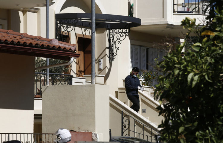 Αστυνομικοί ερευνούν το σπίτι στα Γλυκά Νερά (φωτ.: ΑΠΕ-ΜΠΕ/ Γιάννης Κολεσίδης)