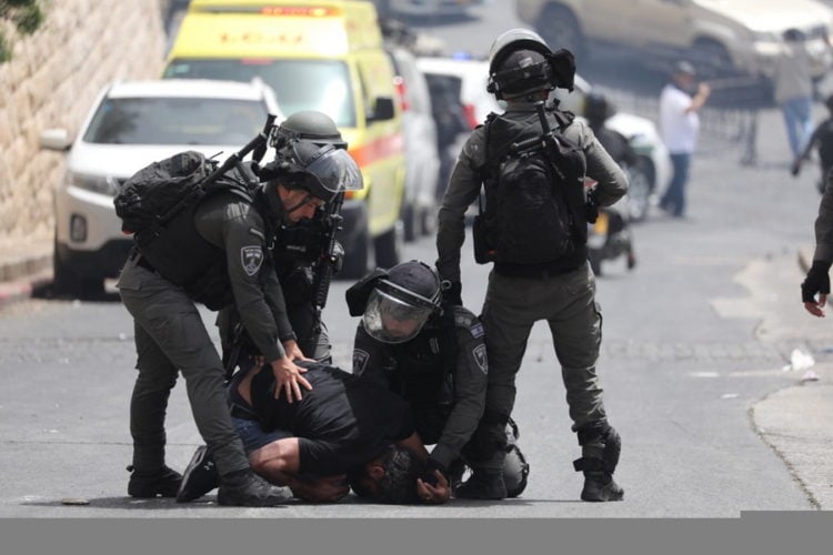 Η ισραηλινή αστυνομία συλλαμβάνει Παλαιστίνιο κατά τη διάρκεια επεισοδίων (φωτ.: ΑΠΕ-ΜΠΕ/ EPA/ Abir Sultan)